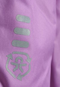 Paarse stof met een gladde textuur en zilveren grafische afbeeldingen: drie horizontale banen en een recycle-symbool met een mensenfiguur.