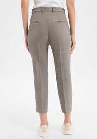 Grijze op maat gemaakte broek met een gestructureerde stof, slim fit en twee achterzakken, afgewerkt met een subtiel ruitpatroon en een cropped zoom.