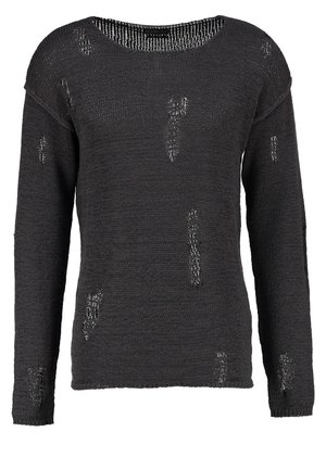 Czarny dzianinowy sweter z długim rękawem, okrągłym dekoltem i wieloma celowo postarzanymi dziurami na całej tkaninie.