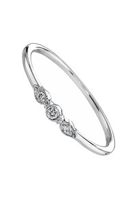 Pulsera de plata con anillo que cuenta con tres piedras preciosas redondas y claras, enmarcadas en acentos en forma de lágrima. Superficie lisa y pulida con un perfil delgado.