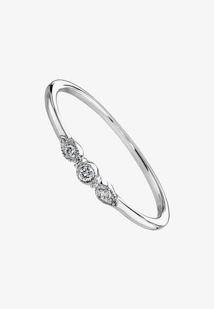 Pulsera de plata con anillo que cuenta con tres piedras preciosas redondas y claras, enmarcadas en acentos en forma de lágrima. Superficie lisa y pulida con un perfil delgado.