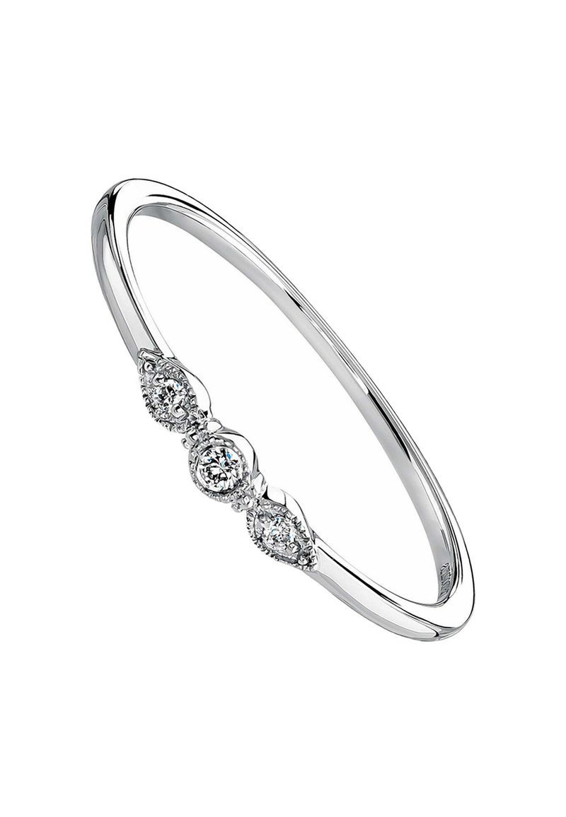 Pulsera de plata con anillo que cuenta con tres piedras preciosas redondas y claras, enmarcadas en acentos en forma de lágrima. Superficie lisa y pulida con un perfil delgado.