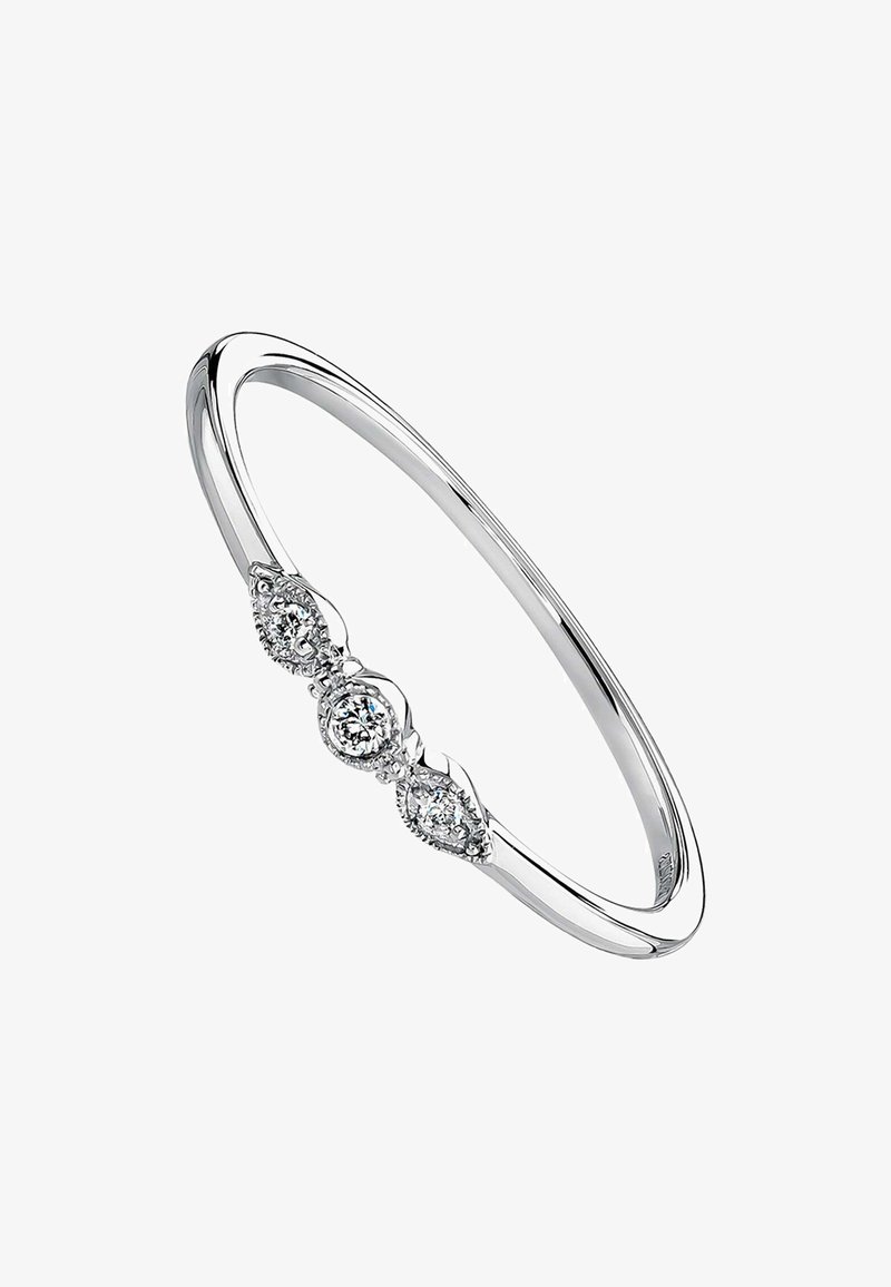 Pulsera de plata con anillo que cuenta con tres piedras preciosas redondas y claras, enmarcadas en acentos en forma de lágrima. Superficie lisa y pulida con un perfil delgado.