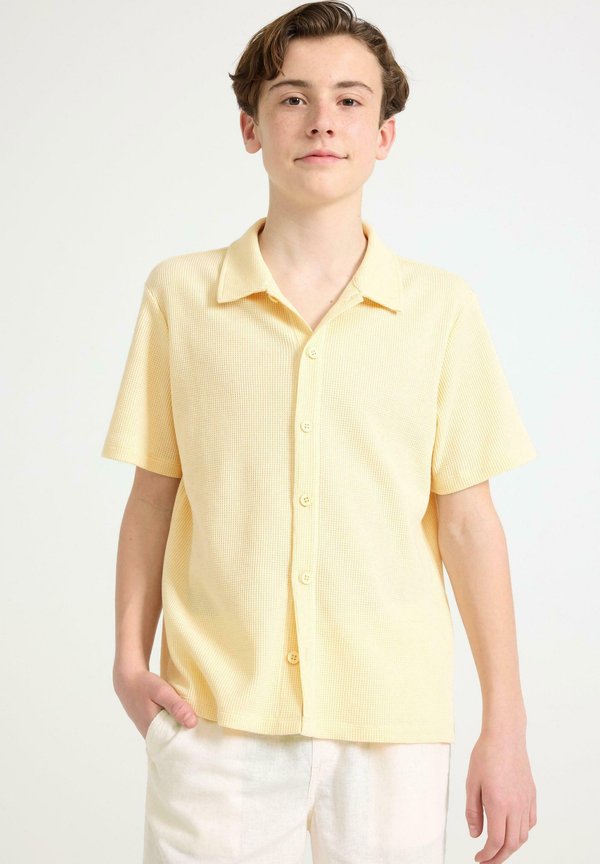SHORT-SLEEVED WITH WAFFLED STRUCTURE - Hemd