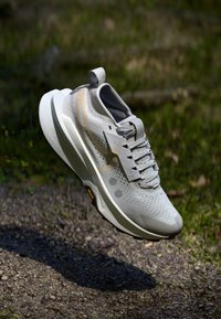 Nike Performance ZOOMX ZEGAMA 2 - Løbesko trail - vast grey/sanddrift/summit white/black