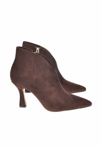 Stivaletti in suede marrone con punta affusolata, chiusura con zip sul retro e tacco stiletto nero sottile. Texture liscia e design elegante.