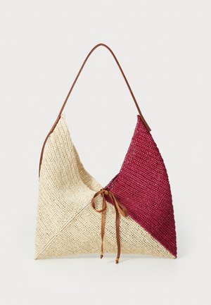 Vevd totebag med triangulært design; har paneler i lys beige og mørkerød, brun lærreim og en dekorativ sløyfe.