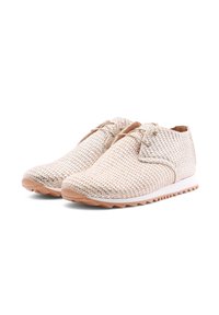 Sneakers intrecciati beige con una superficie testurizzata, caratterizzati da un design con lacci, suole in gomma e intersuole bianche a contrasto.