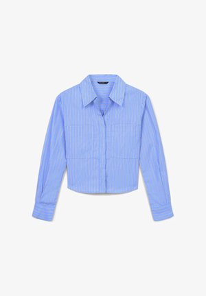 Helles blaues, kurzes Hemd mit vertikalen weißen und pastellfarbenen Streifen. Mit Kragen, langen Ärmeln und Knopfleiste. Glatte Stofftextur.