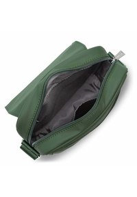 Groene ritstas met een gestructureerd oppervlak, die de binnenvoering in grijs toont. Voorzien van een zilveren ritsenhalter en een vlakke bovenkant.
