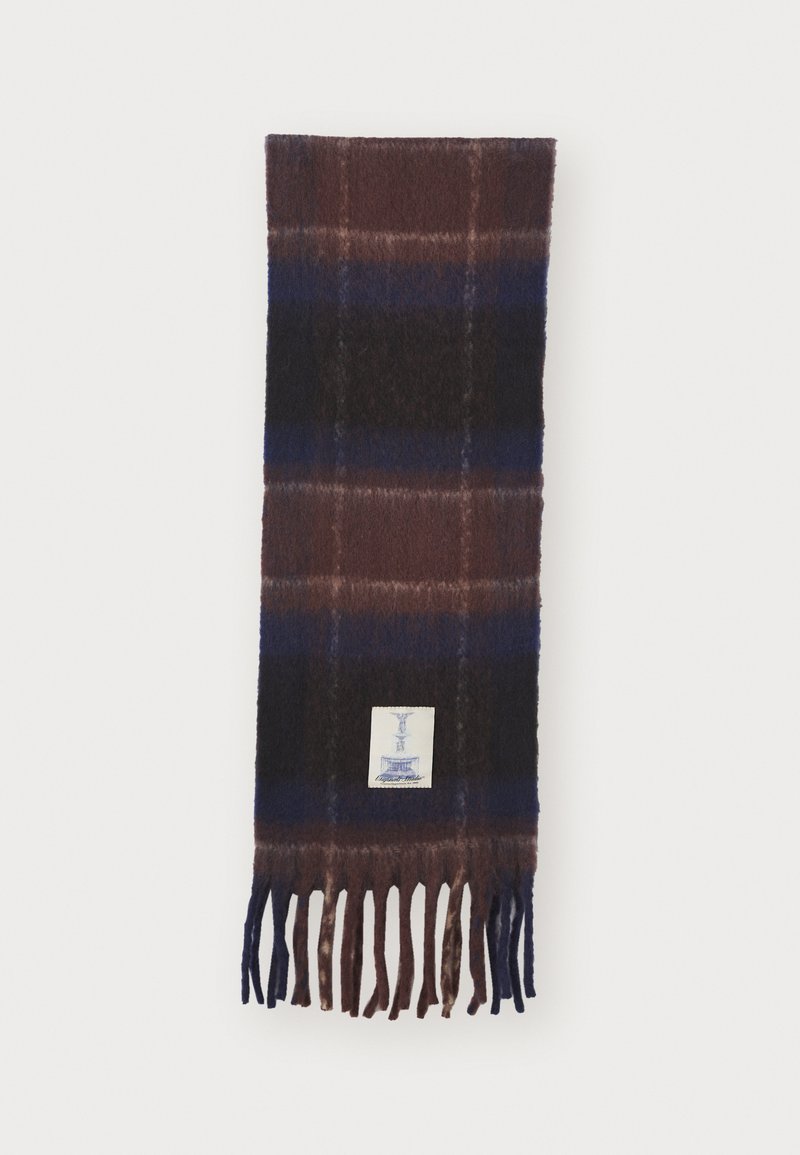 Écharpe en laine avec un motif à carreaux marron et bleu marine, dotée de bords frangés. Comprend une étiquette cousue avec un design bleu en bas.
