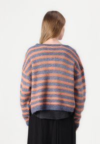 American Vintage NENYBAY - Neuletakki - tornade/orange fluo