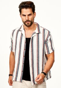 Kurzarm-Hemd mit Knopfleiste und roten, blauen und schwarzen Streifen auf weißem Hintergrund. Strukturierter Stoff mit lockerer Passform und Kragen.