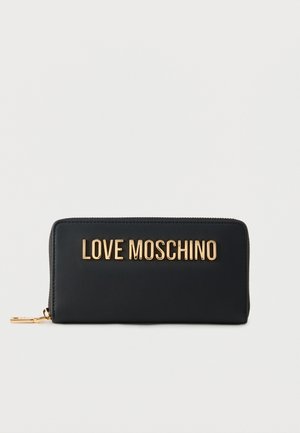 Crni novčanik od umjetne kože s logotipom "LOVE MOSCHINO" u zlatnoj boji na prednjoj strani, zatvaračem na patentni zatvarač i glatkom teksturom.