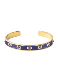 Bracelet ouvert en métal doré avec une bande en émail violet, ornée de strass bleus sertis dans des accents métalliques hexagonaux. Fini lisse et design ouvert.