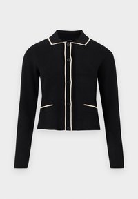 Cardigan noir à manches longues boutonné avec bordure blanche sur le col, la lignée de boutons et deux poches avant, présenté sur un fond clair uni.