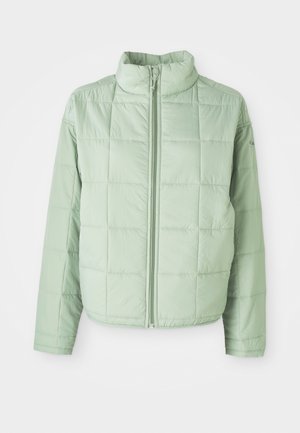 Lys grønn, quiltet pufferjakke med høy krage og full front glidelås. Glatt tekstur og elastiske mansjetter; minimal merkevare på ermet.