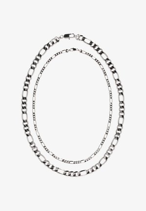 Naszyjniki łańcuchowe w srebrnym odcieniu o różnych szerokościach. Projekt obejmuje połączone owalne i okrągłe ogniwa, prezentujące gładką, lustrzaną teksturę.