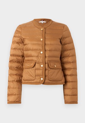 Chaqueta marrón acolchada con cuello redondo, botones de presión frontales, ribete trenzado y dos bolsillos con solapa con botones de tono dorado.