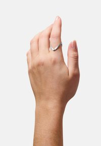 Silberner Metalring mit einem Chevron-Muster. Der Ring ist schlank und glatt und zeigt eine gebürstete Oberfläche. Handposition zeigt den Ring.