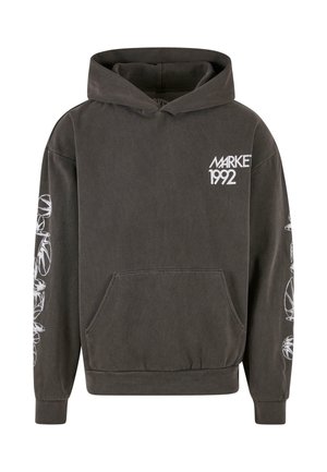 Sudadera gris con un bolsillo frontal, puños de canalé y un logotipo que dice "MARKET 1992". Gráficos decorativos en blanco en las mangas y el pecho.