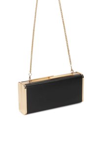Črna torbica za clutch z elegantno pravokotno obliko, zlatimi kovinskimi detajli in verižnim trakom. Gladka tekstura in minimalističen dizajn.