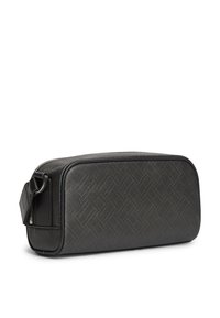 Μαύρο δερμάτινο νεσεσέρ με φερμουάρ, με διακριτικό υφασμένο γεωμετρικό σχέδιο και πλευρική λαβή, εμφανιζόμενο σε λευκό φόντο.