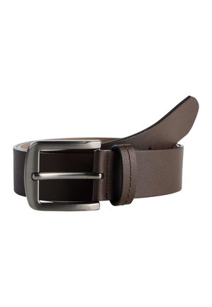 Brunt læderbælte snoet med en firkantet sølvmetal spænde og en syet løkke på en hvid baggrund.