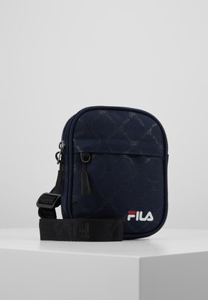 Kompakt mørkeblå FILA skuldertaske med lynlåslomme foran, justerbar sort rem og diskret præget mønster.