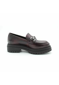 Burgunderfarbene Lederschlüpfschuhe mit einer robusten schwarzen Gummisohle, die eine silberne Kettenakzentuierung am Blatt und ein elegantes, abgerundetes Design aufweisen.
