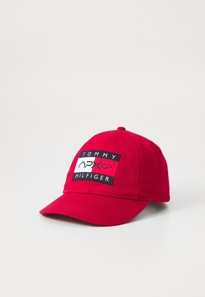 Cappellino da baseball in cotone rosso con una toppa in tessuto con la scritta "TOMMY HILFIGER" e dettagli del logo, visiera curva e corona strutturata.