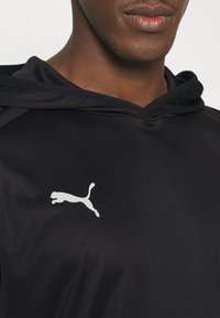 Μαύρο hoodie φτιαγμένο από λεία, ελαφριά ύφανση με άσπρο λογότυπο PUMA στο στήθος και κουκούλα με κορδόνι.