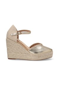 Zapato de cuña metálico dorado con suela de yute trenzado y una correa de tobillo beige texturizada. Punta afilada y costura decorativa a lo largo del borde.