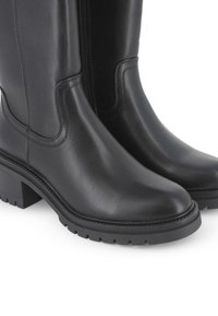 Botas de cuero negro hasta la rodilla con un acabado suave, punta redonda, tacón cuadrado y cremallera lateral. Presentan una suela de goma texturizada para mayor tracción.