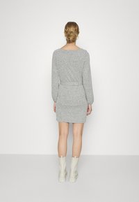 NA-KD PAMELA REIF x NA-KD - DROPPED SHOULDER MINI DRESS - Vestido de malha - grey melange