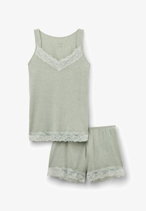 Ljusgrön topp utan ärmar och matchande shorts gjorda av mjukt tyg, med spetsdetaljer vid halsringningen och längs nederkanterna.