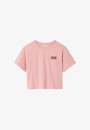 Camiseta corta rosa hecha de algodón con mangas cortas. Presenta un cuello redondo sencillo y el texto "AMERICAN VINTAGE" en impresión oscura en el frontal.
