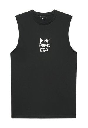 Maglietta nera senza maniche con testo bianco "IN MY PRIME ERA" centrato sul davanti, taglia piccola, stile girocollo.