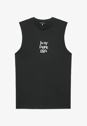 Maglietta nera senza maniche con testo bianco "IN MY PRIME ERA" centrato sul davanti, taglia piccola, stile girocollo.