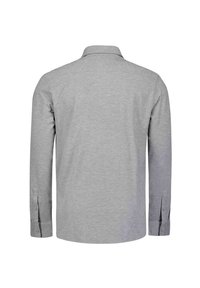 Graues Langarmhemd mit Button-Down-Kragen, gefertigt aus weichem Baumwollstoff, mit glatter Textur und geknöpften Manschetten.