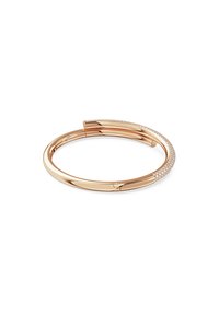 Bracciale rigido in oro rosa con una superficie liscia e lucida, caratterizzato da un'accenno di piccole pietre trasparenti lungo un bordo.