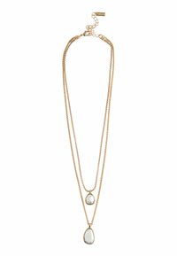 Gouden dubbele ketting met twee druppelvormige pendants, met een transparante steen ingekapseld in een slank frame.