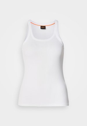 Hvid ribstrikket tanktop med rund halsudskæring, der har et smalt stropdesign og en orange detalje langs den indvendige halskant. Brandlogo vist.