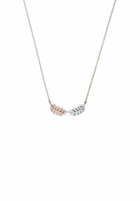 Collana a pendente a foglia bicolore con foglie in oro rosa e argento, adornata con piccole pietre, su una catena fine con texture variabili.