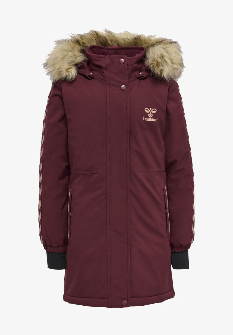 Parka bordeaux avec capuche doublée en fourrure, fermeture éclair et boutons-pression, poignets élastiques et accents à motif chevron sur les manches.