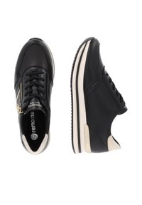 Sorte lædersneakers med perforerede sektioner, der har en sidelukning, hvid sål med sorte striber og beige detaljer på hælen.