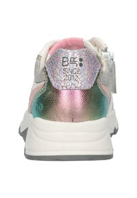 Sneakers avec un talon métallique irisé et des accents roses et verts, superposition en maille texturée et semelle en caoutchouc blanche. Branding visible sur le talon.