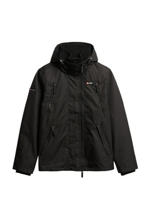 Giacca nera impermeabile con cappuccio, zip frontale e quattro tasche con zip. Realizzata in materiale liscio e resistente con una finitura текстurizzata.