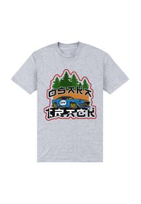 Camiseta de algodón gris con un diseño gráfico de árboles y un coche azul, con letras en negrita en tonos negro y naranja.