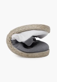 Scarpa slip-on grigia in tessuto con suola in juta intrecciata, caratterizzata da doppie texture sulla tomaia, che includono materiali morbidi bianchi e grigi.
